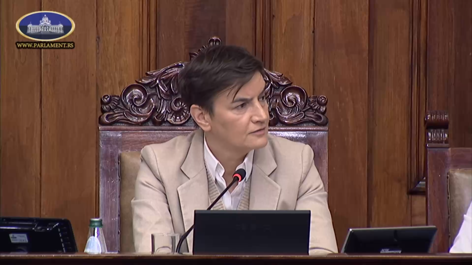 (video)-tenzije-u-skupstini:-parandilovic-vikao,-brnabic-uzvratila:-milose,-to-sto-smo-gej-i-vi-i-ja-ne-znaci-da-mozemo-da-budemo-na-ti