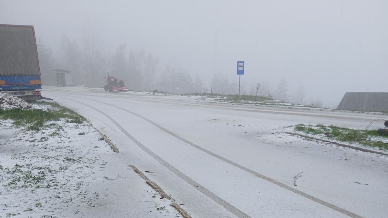 (foto)-sneg-usred-aprila!-ivanjica-zablistala-kao-u-decembru